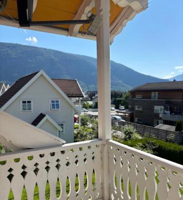 Sogndal Maison | The Yellow Lodge Den Gule Villaen