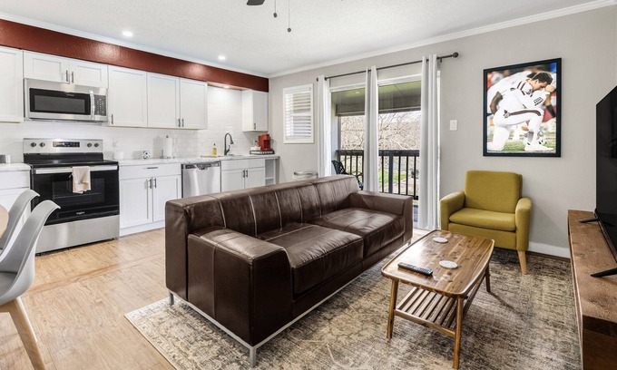 Northgate Appartement | The Zone: Blocks from Texas A&M, Comfy King Bed