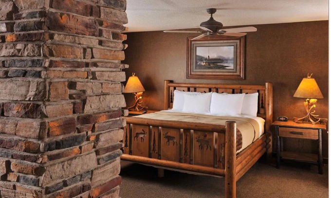 St. Joseph Hôtel | Theme Suite with Whirlpool, Stoney Creek St. Joseph, Heated Pool