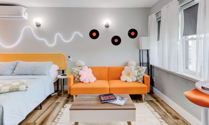 Medical District Appartement | Themed Lux Loft with King Bed, Free Parking & Wi-Fi