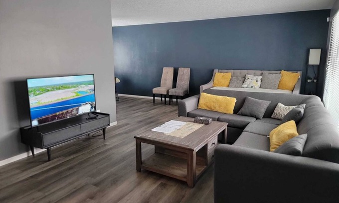 Saskatoon Downtown Maison | TheSunshine: Bright & Peaceful 2 Bedrm Main Floor Charcter Home