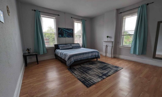Benton Park West Appartement | Third Floor King Bed w/ Off-Street Parking Near SSM/Children's Hospital