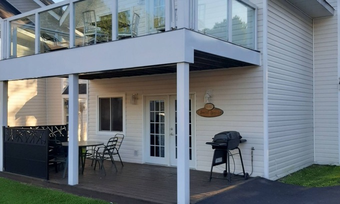 Severn Bridge Chalet De Ski | This 4-season chalet is the perfect get-away for family and friends.