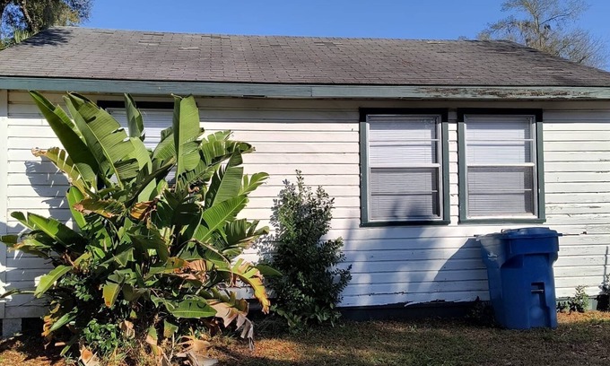 DeLand Maison | This a very nice area and its 30 from Daytona Beach, Orlando. Close to downtown
