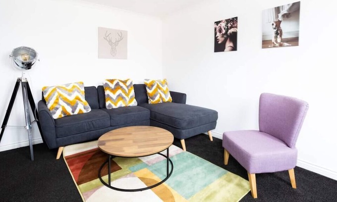 Old Monkland Appartement | This apartment is a 2 bedroom(s), 2 bathrooms, located in North Lanarkshire, Scotland.