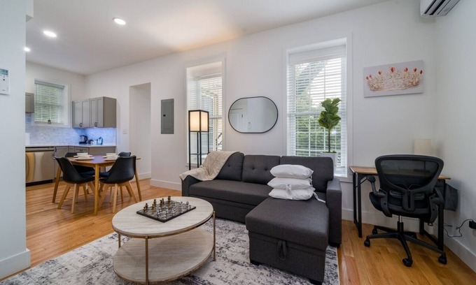 Corn Hill Appartement | This apartment is a 2 bedroom(s), 1 bathrooms, located in Rochester, NY.