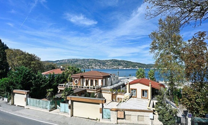 Sariyer Appartement | This apartment is a 4 bedroom(s), 2 bathrooms, located in Sarıyer, İstanbul.