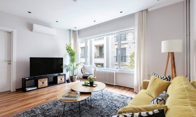 Sisli Appartement | This apartment is a 4 bedroom(s), 2 bathrooms, located in Şişli, İstanbul.