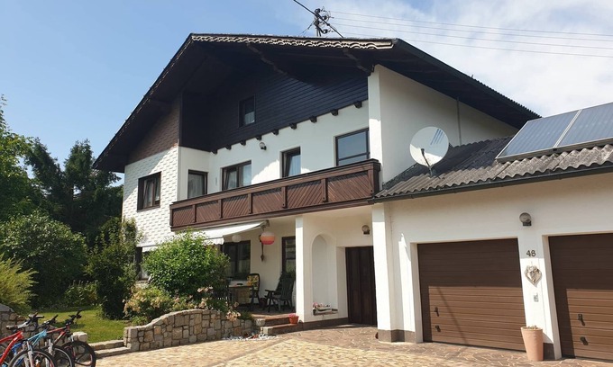 Vorchdorf Maison | Cet appartement est situé dans les Alpes à côté des pistes de ski et des lacs de montagne.