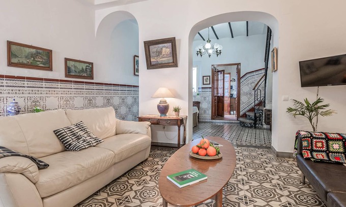 El Pedroso Maison | This attractive vacation home is the ideal place for a nice and relaxing vacation.