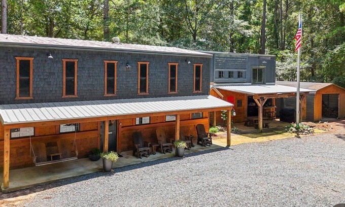 Montezuma Maison | This barn is a 2 bedroom(s), 2 bathrooms, located in Montezuma, GA.
