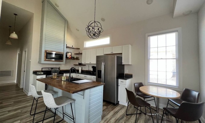 Gas City Maison | This bungalow is a 2 bedroom(s), 2 bathrooms, located in Gas City, IN.