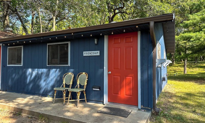 Pepin Cabine | This camper cabin with attached bathroom makes the perfect summer camp retreat!