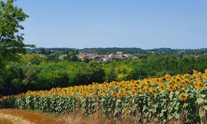 Lauzun Maison | This chic townhouse in centre of thriving Bastide village.