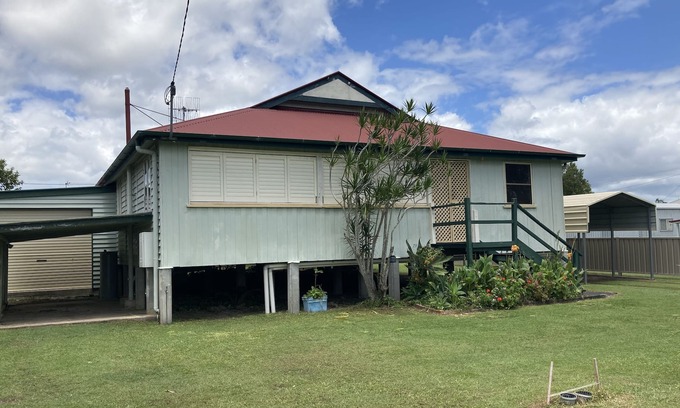 Tin Can Bay Maison | This comfy cottage is centrally located and waking distance to the Marina