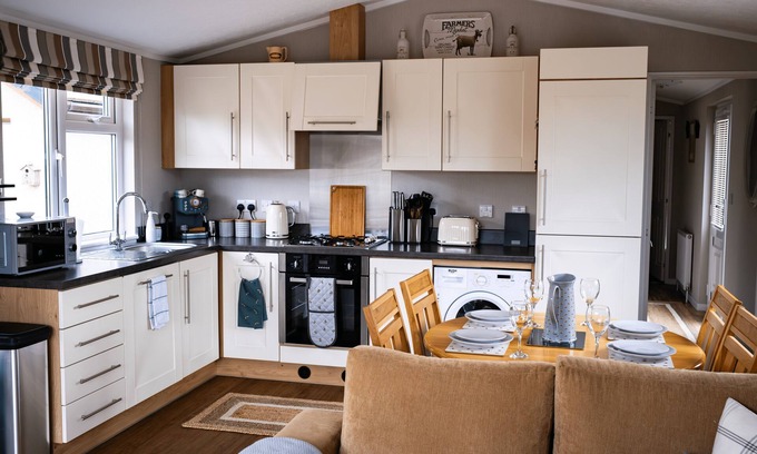 Forfar Cabine | This cosy lodge is located within a caravan community. Pet-Friendly!