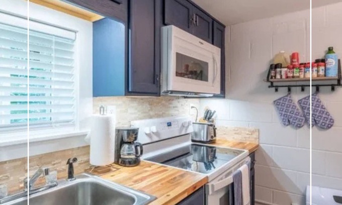 Frank Cottage | This cottage is a 1 bedroom(s), 1 bathrooms, located in Newland, NC.