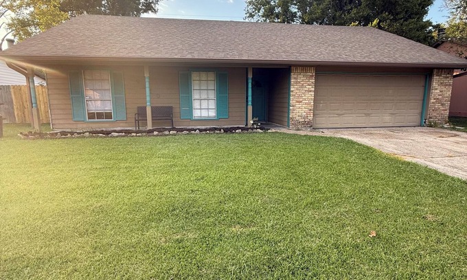 South Baton Rouge Maison | This cozy home is a beautiful 3 bedroom, 2 full bathroom as with a 2-car garage