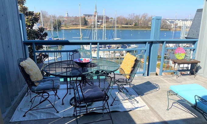 Eastport Copropriété | Ce condo Eastport a une grande terrasse avec une vue imprenable sur Spa Creek et le centre-ville d'Annapolis. Profitez de la piscine communautaire et d'être à distance de marche de tous les merveilleux restaurants du centre-ville et d'Eastport