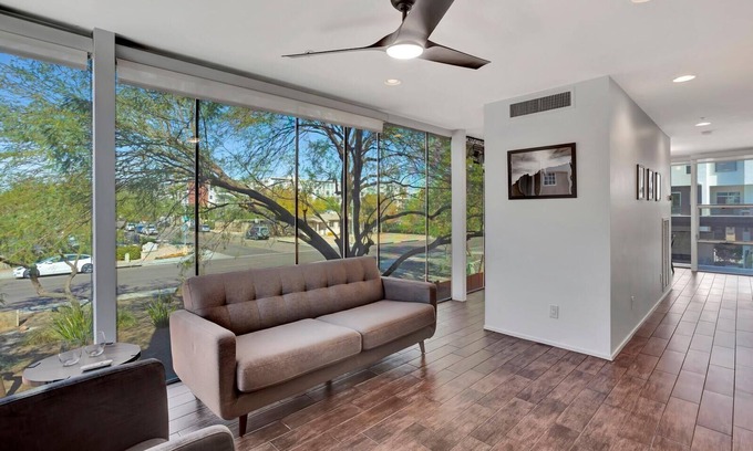 Security Acres Maison | This townhouse is a 2 bedroom(s), 2.5 bathrooms, located in Scottsdale, AZ.
