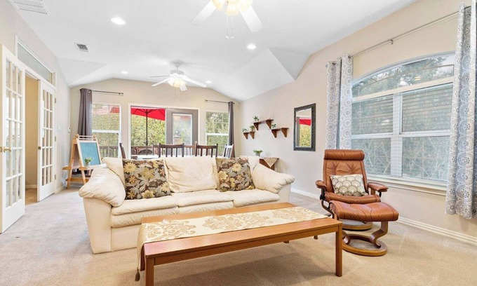 Circle C Ranch Maison | This guest house is a 2 bedroom(s), 1.5 bathrooms, located in Austin, TX.