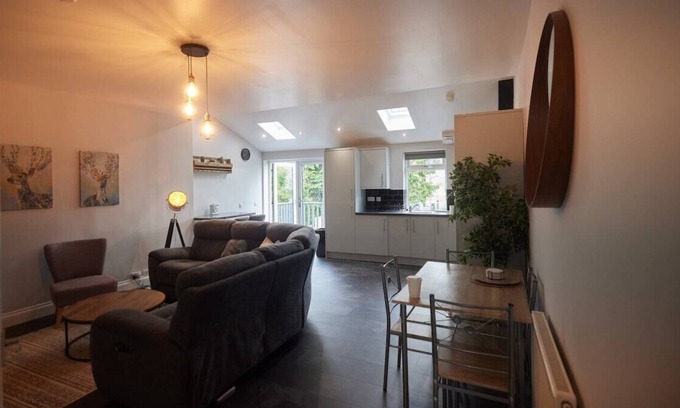 Larkhall Maison | This house is a 3 bedroom(s), 2 bathrooms, located in Stonehouse, Scotland.