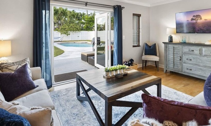 South Corals Maison | This house is a 3 bedroom(s), 2 bathrooms, located in Oakland Park, FL.