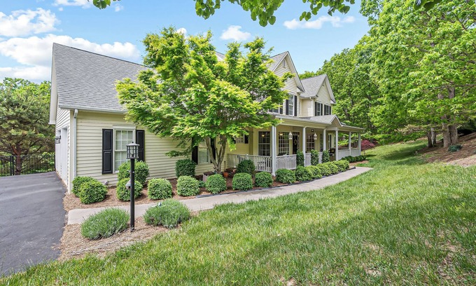 Blacksburg Maison | This house is a 4 bedroom(s), 4.5 bathrooms, located in Blacksburg, VA.