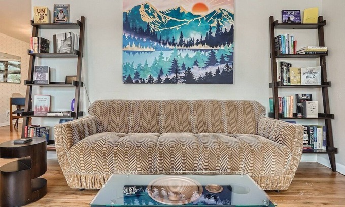 Southeast Maison | This house is a 4 bedroom(s), 2 bathrooms, located in Denver, CO.