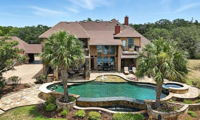 Rocky Ridge Maison | This house is a 6 bedroom(s), 5 bathrooms, located in Austin, TX.
