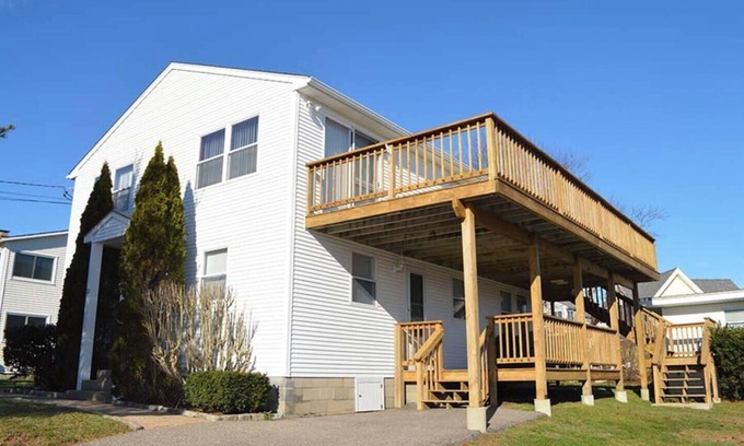 Eastward Look Maison | This house is a 6 bedroom(s), 2 bathrooms, located in Narragansett, RI.