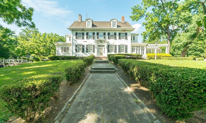 West Trenton Station Balnéaire | This is a beautiful family-friendly historic mansion on a private lake.