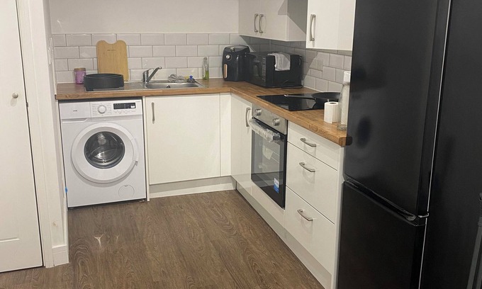 Waltham Abbey Appartement | This is Home away from Home at the heart of Waltham Abbey. Great Place to be.