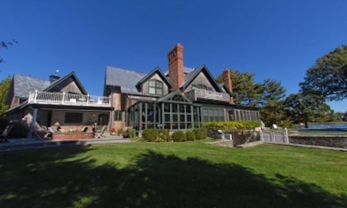 Silver Beach Maison | Ce vaste domaine est la location d'été parfait! Sur l'eau avec piscine chauffée!