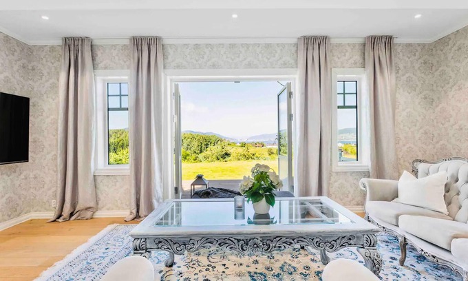 Spikkestad Maison | This luxurious holiday home by the Drammenfjord is a dream come true for your whole family!