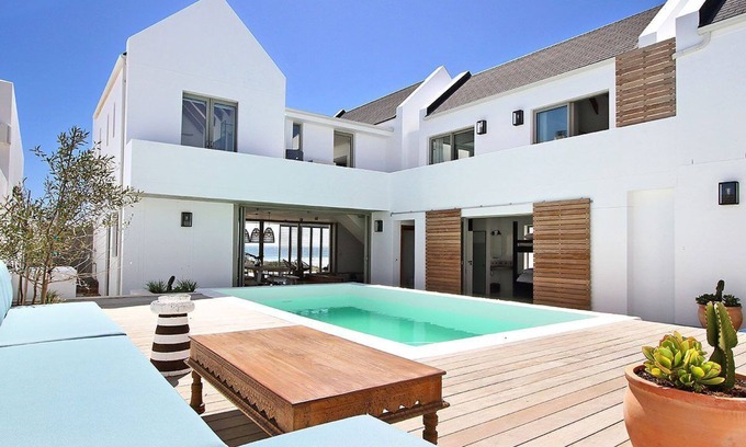 Stompneusbaai Maison | Cette luxueuse villa située directement sur la plage de Britannia Bay constitue une évasion idéale.