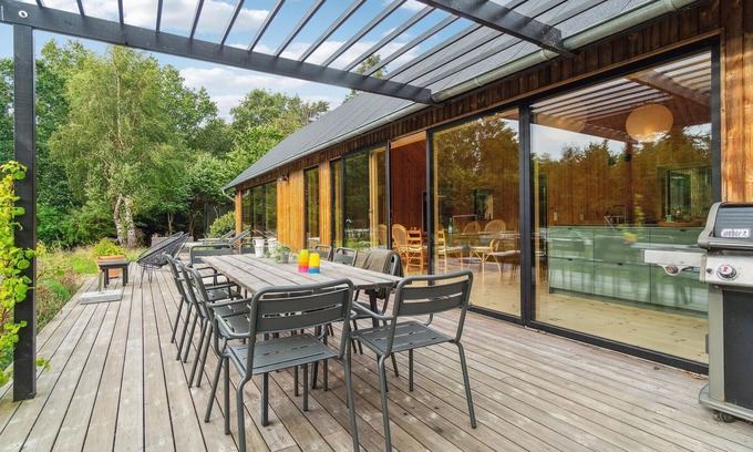 Frederiksvaerk Maison | This modern and stylish wooden house welcomes you with round pool in the garden.