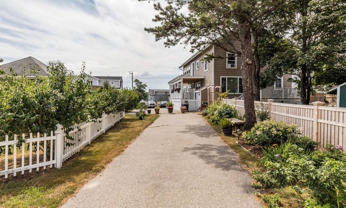 Camp Ellis Appartement | This one bedroom attached unit is three houses from the beach, with ocean views from the bedroom