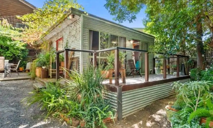Corowa Appartement | This pet friendly retreat is excellent to relax over looking a "rain forest".