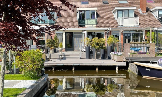 Rijpwetering Maison | This property is a true prime location in the Green Heart with waterfront terrace