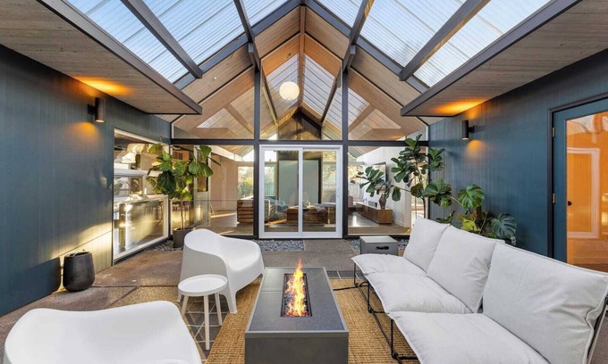 Oak Hills Maison | Updated Mid-Century Modern Retreat
