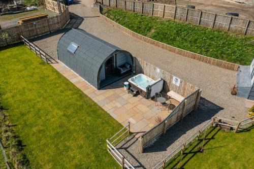 Galston Cabine | Thistle Pod Farm Stay with Hottub Sleeps 2