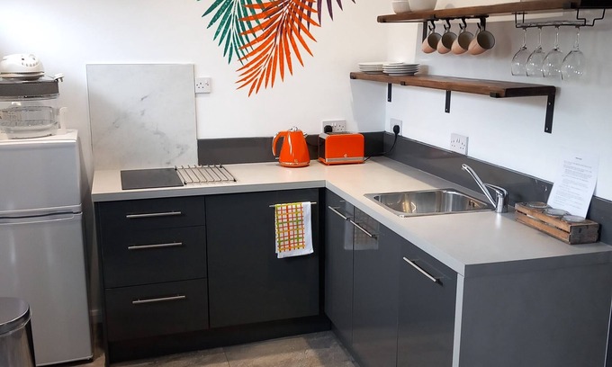 Claypole Appartement | Thistles - Private Entrance Studio