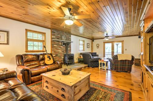 Thompson Maison | Thompson Home with Deck and Pond, 8 Mi to Elk Mountain