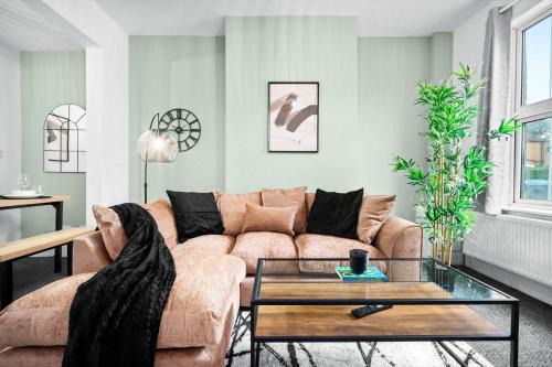 Birmingham Maison | Three Bed House - Accommodates 7 - Parking - Garden - Harborne 465H