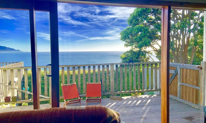 Kaikoura Maison | Chalet de trois chambres avec une vue imprenable sur la mer et les montagnes.
