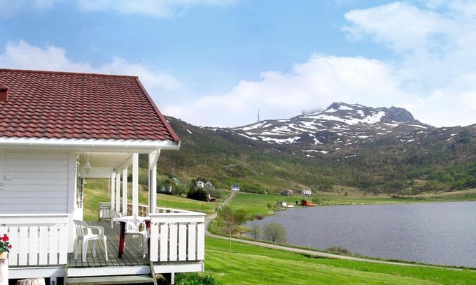 Bostad Maison | Three-Bedroom Holiday home in Leknes 1