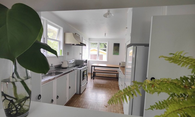 Lower Hutt Maison | Sugarloaf Island, pet friendly home with a 🔥