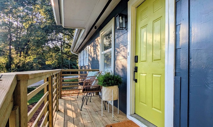 Tallahassee Maison | Three Bedroom. Outdoor Space. Game Room. Walk to Stadium and College Town.