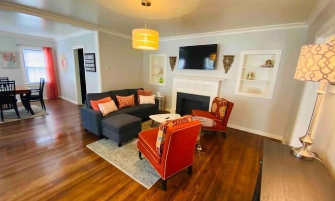 Turner Park Maison | Three bedroom Tulsa Tudor, walk to T.U.